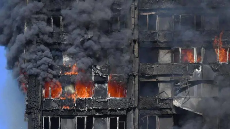Le risate dei vigili prima dell'arrivo alla Grenfell Tower