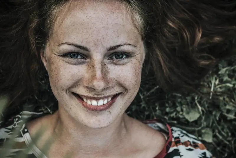 Lentiggini: il nuovo trend di bellezza passa per i tatuaggi
