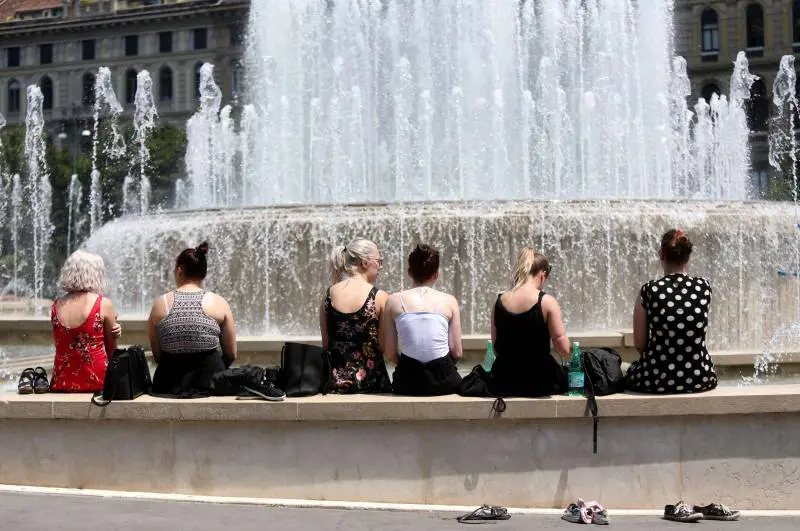 Ghiaccio, frutta e cappello per battere il caldo