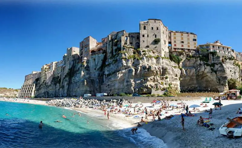 Tropea, cittadini autotassati per risistemare il manto stradale