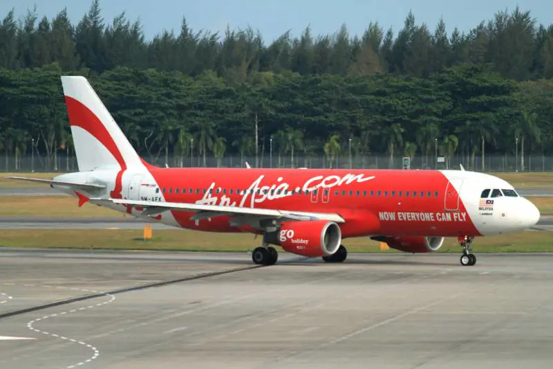 AirAsia, problemi a motore: atterraggio d'emergenza