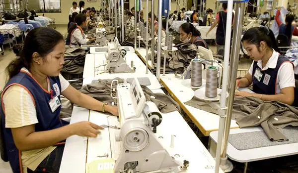 Lavoro, Onu: "Le donne guadagnano il 23% meno degli uomini"