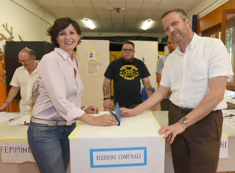 A Verona il centrodestra riconquista il municipio e caccia i "coniugi Tosi"
