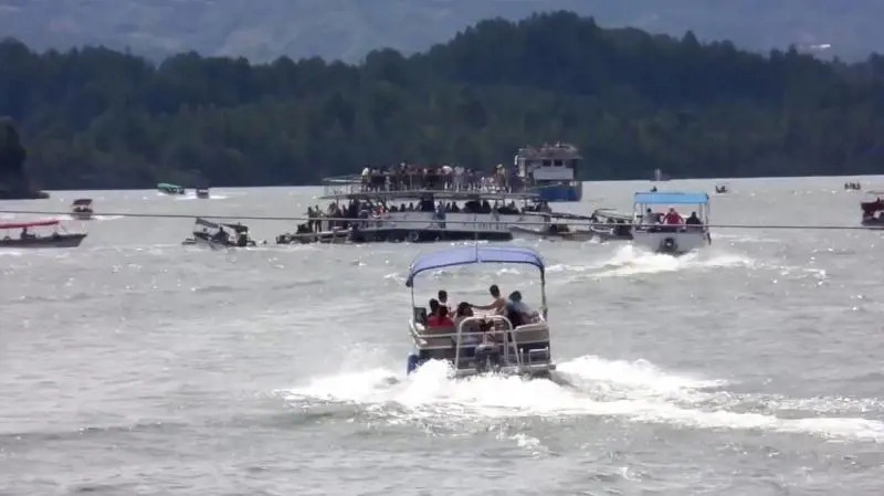 Nove morti nel naufragio di un traghetto per turisti in Colombia