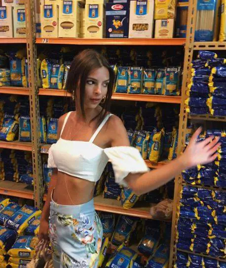 Dalla Toscana alla Campania, le vacanze bollenti di Emily Ratajkowski