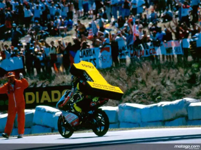 Dai ricci alla rasata: il Rossi da mondiale cambia solo i capelli