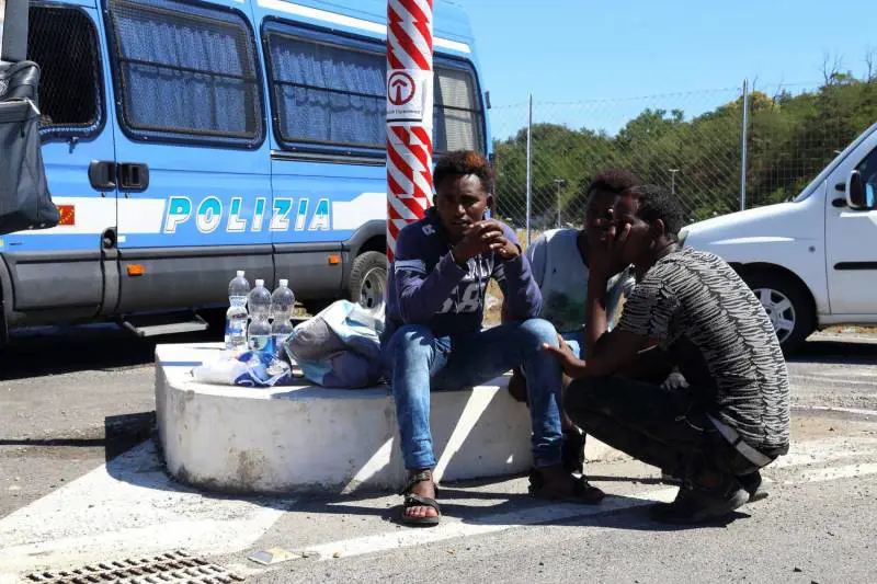 Migranti, sbarchi senza fine: 5.000 salvati ieri, 8.500 oggi