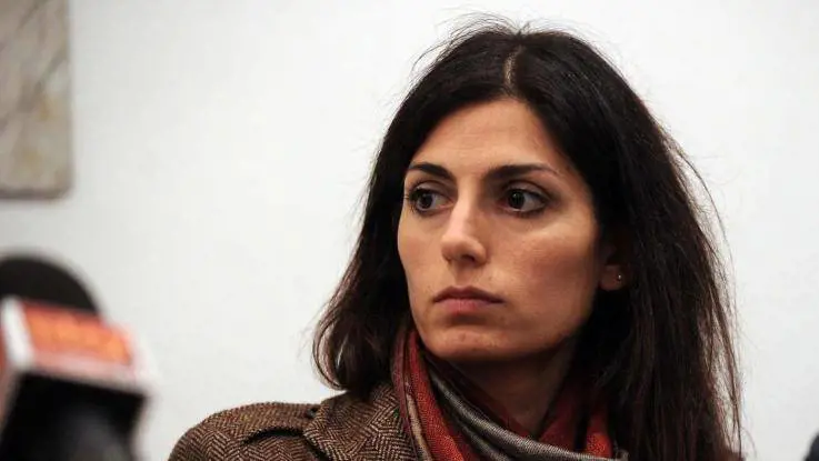 Raggi ancora nel caos Fuori l'assessore ribelle al suo posto un indagato