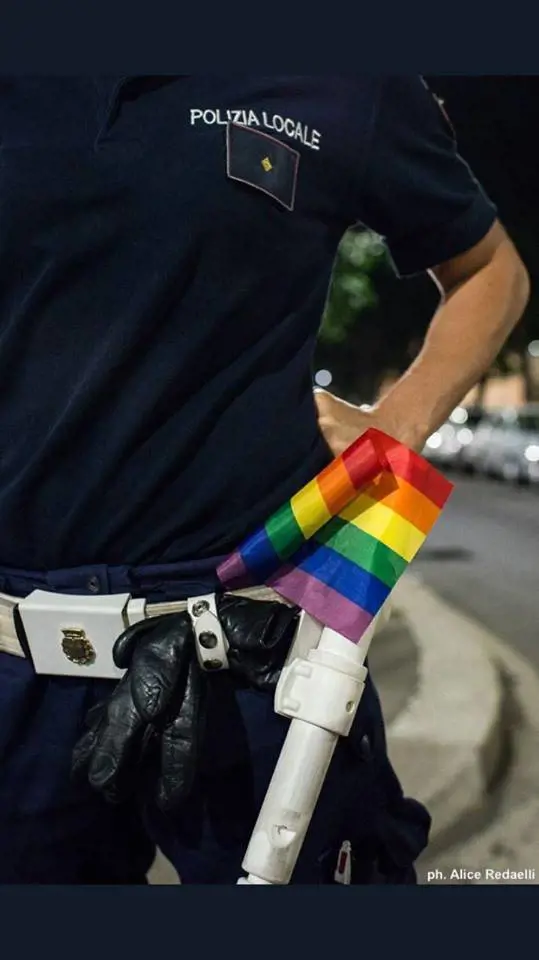 Più rispetto per la divisa. I vigili non sventolino la bandiera del gay pride