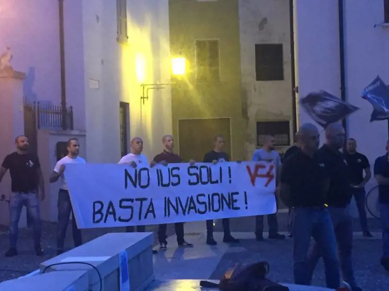 Mantova, blitz dell'estrema destra contro lo ius soli