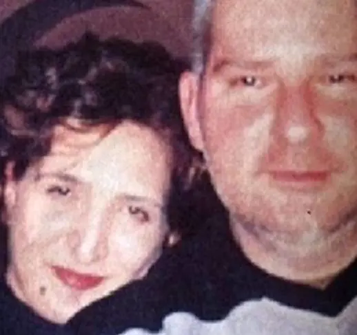 I genitori muoiono a 20 mesi di distanza: il paese adotta la piccola Ilaria