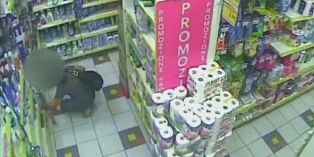 L'infermiera copra l'acido cloridrico al supermercato