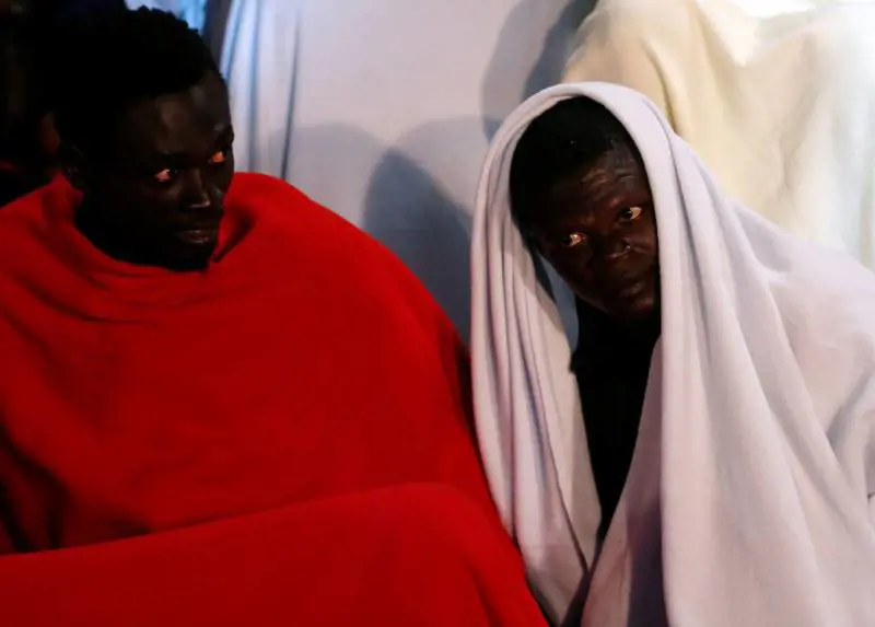 Sbarchi, la Sicilia è al collasso: migranti dirottati nei porti di altre regioni