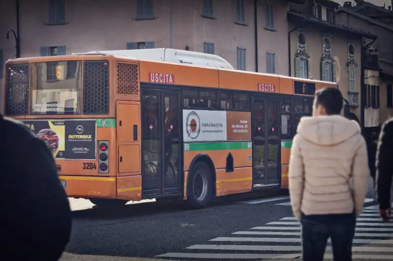 Palpeggia una 16enne sul bus e si masturba, arrestato bengalese