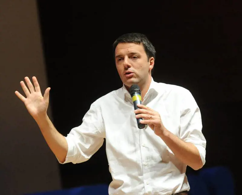 Renzi copia la destra Respinge i migranti e i compagni lo mollano