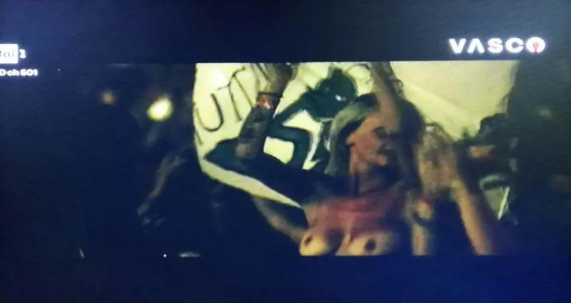 Concerto Vasco, via i reggiseni per "Rewind": fan i topless