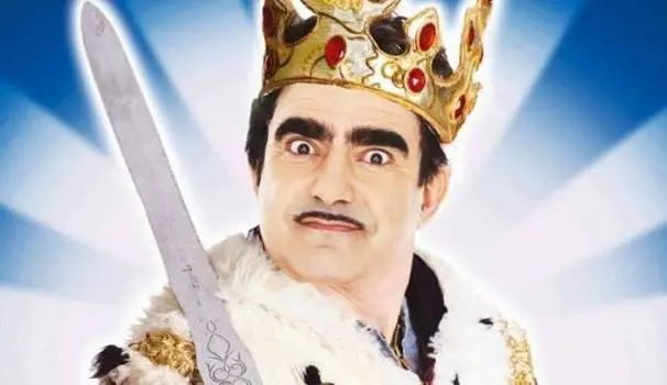 Il Nuovo punta sul musical Elio diventa un goffo Re Artù