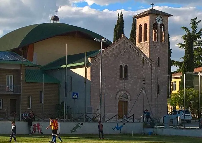 Spoleto, il parroco invita alla messa: "Aperitivo con ostie e prosecco"