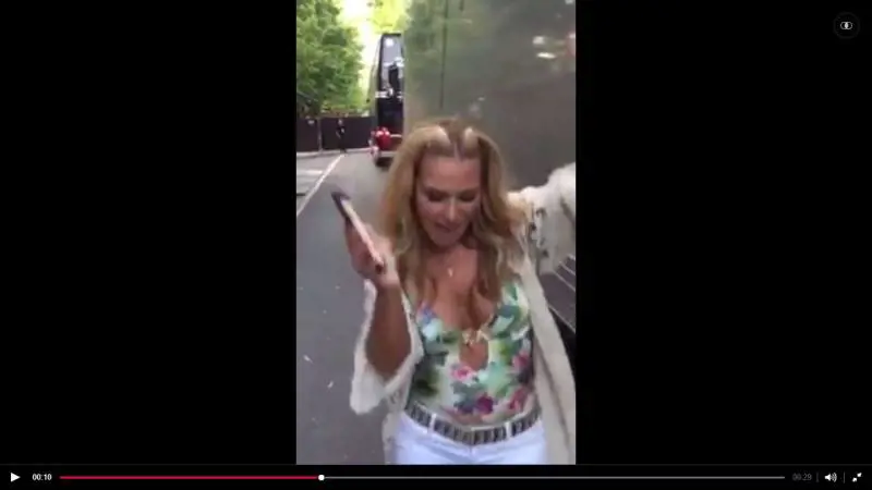  Anastacia canta e balla sulle note di Occidentali's Karma