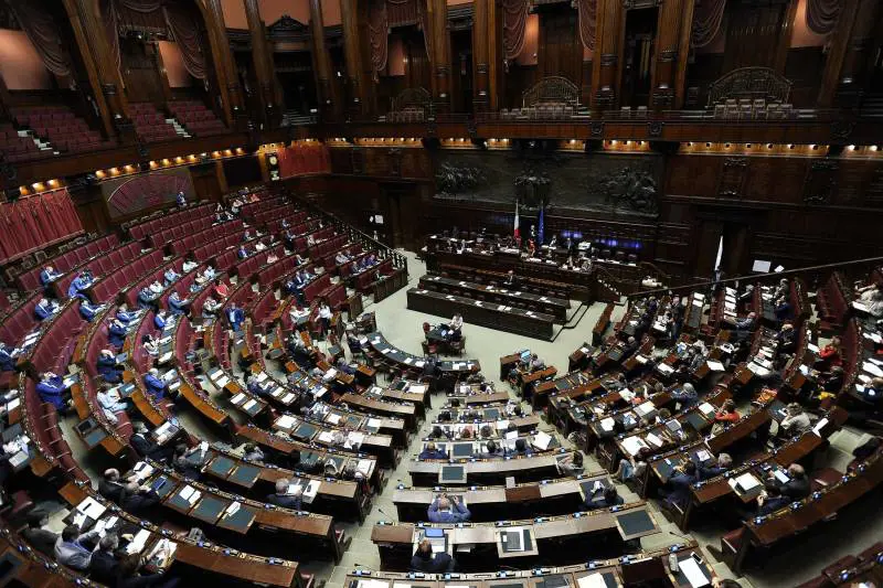 I partiti, sempre più poveri, chiedono soldi ai candidati: 30mila euro per un posto sicuro