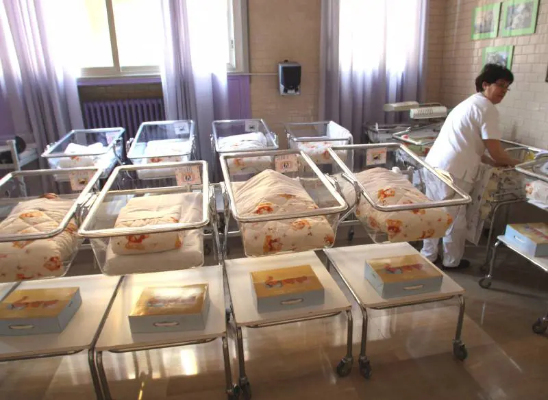 Scambiata in culla: "3 milioni per la mia vita d'inferno"