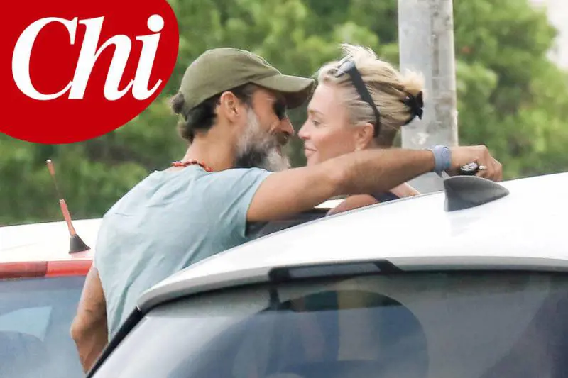Raz Degan e Paola Barale insieme a Ibiza. Lei regala ai fotografi un topless generoso