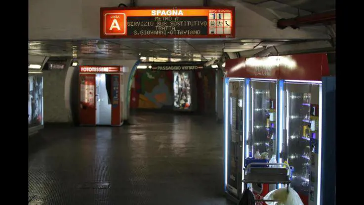 Roma, dramma in metro: donna trascinata dal treno
