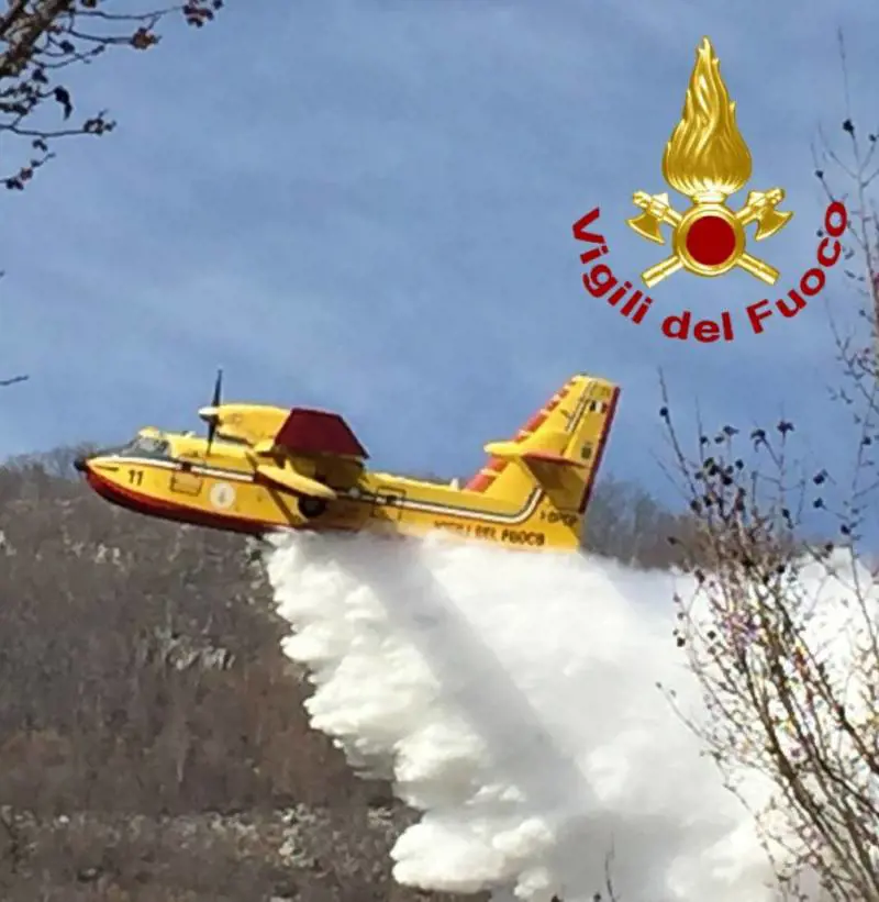 Incendi, elicotteri a terra per via della riforma Madia La Francia manda canadair