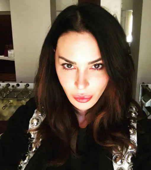 Nina Moric cerca una domestica: "Non deve essere troppo bella"
