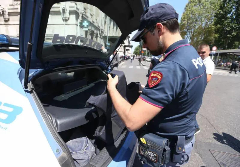 Un violento già espulso dall'Italia: ecco chi ha aggredito l'agente a Milano
