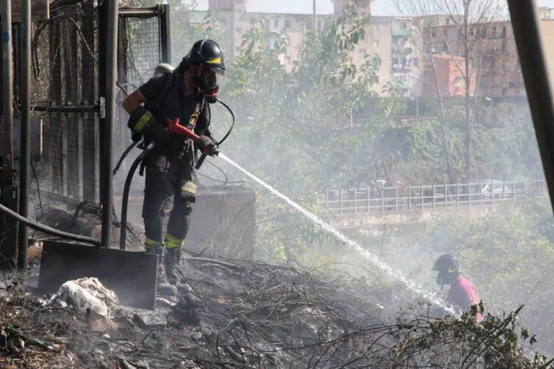 La Campania è un rogo: un morto a Giugliano
