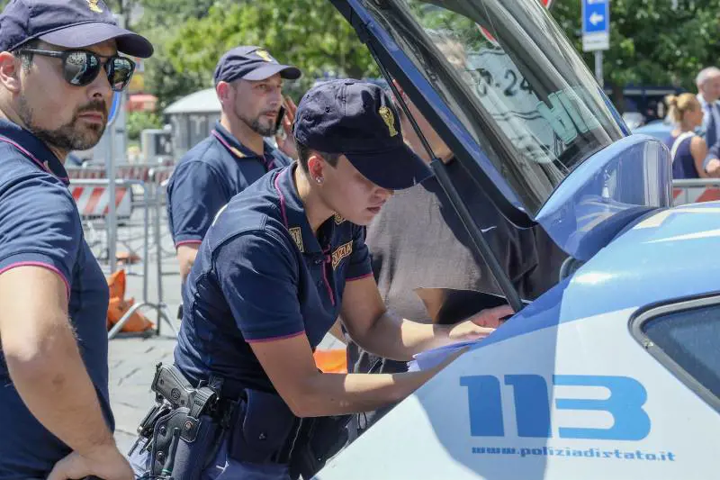 Firenze, nigeriano aggredisce poliziotto: morso al polpaccio