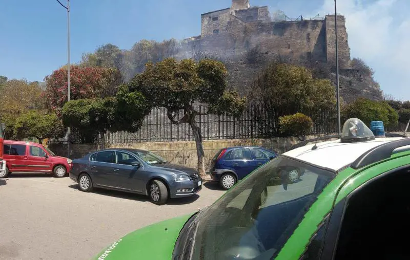 Salerno, in fiamme la storica torre anti-saracena