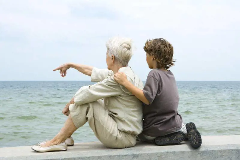 Sorpresa: per i ragazzini: è la nonna la migliore amica
