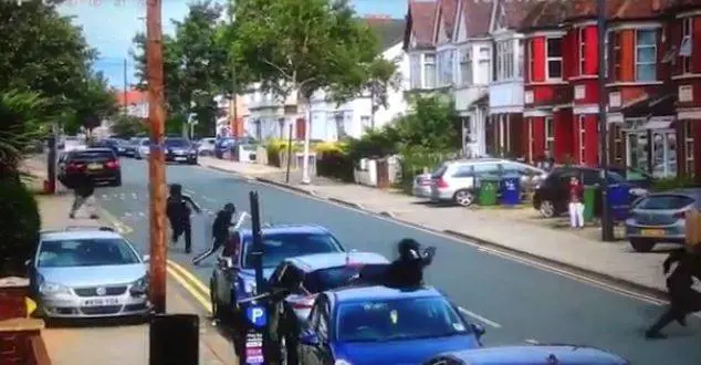 Londra, guerriglia in pieno giorno: scontri tra gang di teppisti armati