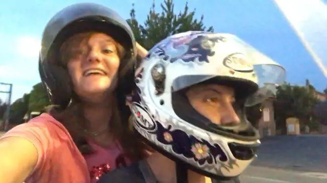 Il video mentre scherzano sullo scooter, poi lo schianto mortale