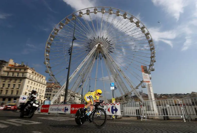 È ancora il Tour di Froome. Ma è un trionfo senza applausi