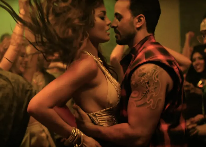 Corazon, playa, señorita D'estate il pop canta spagnolo