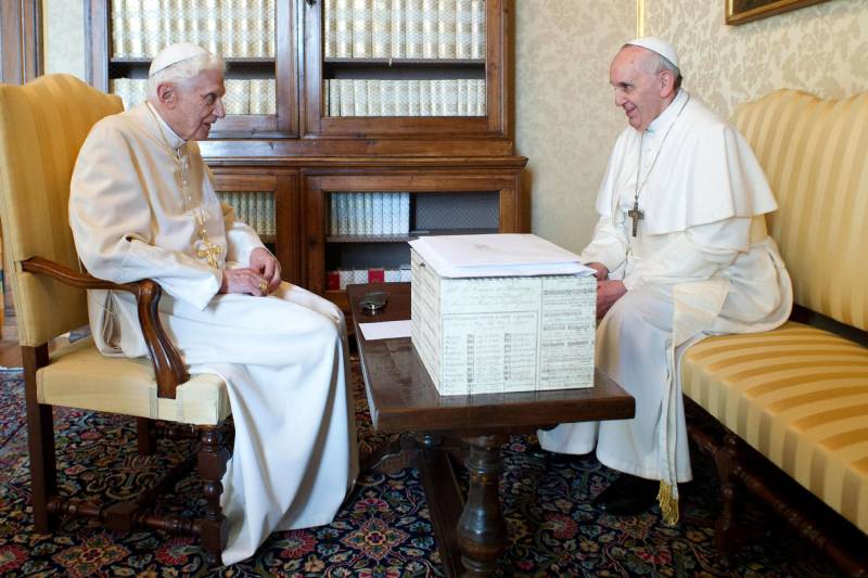 Ratzinger e Bergoglio e Ratzinger