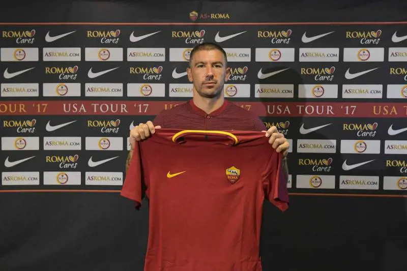 Il ritorno di Kolarov mette d'accordo Roma Insulti da vecchi e nuovi tifosi per l'ex Lazio