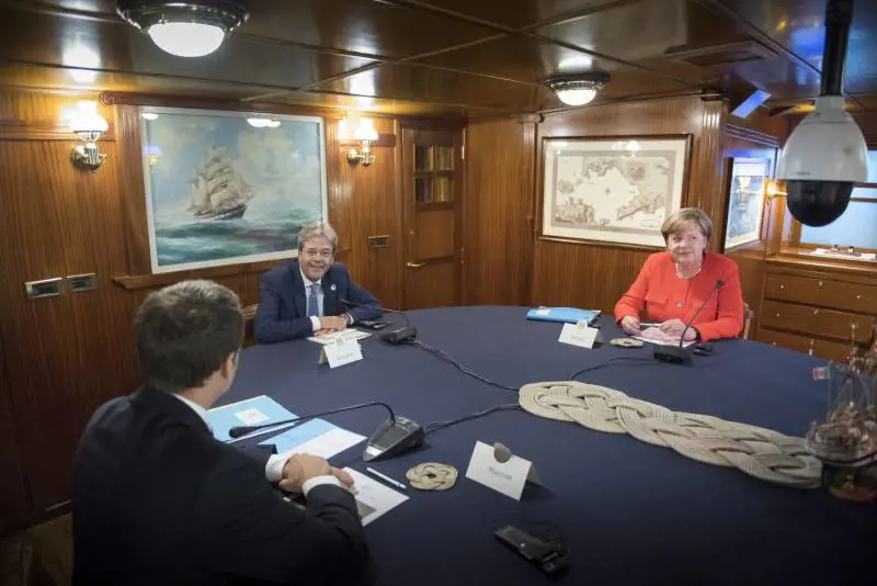 Ora Macron trama con la Merkel per lasciare tutti i migranti all'Italia