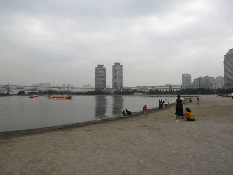 Odaiba, tutti pazzi per la spiaggia dei divieti