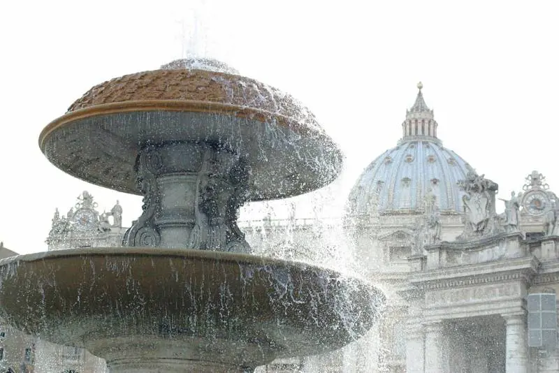 Tagliata la lettera di Ratzinger. Si dimette monsignor Viganò