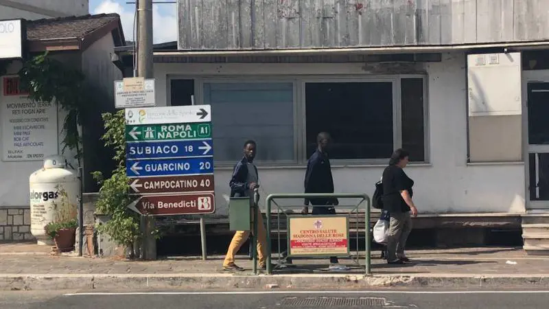 134 migranti e 200 residenti. Nel paese dell'accoglienza forzata dove l'integrazione è impossibile