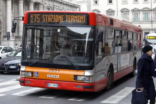 "Il biglietto? Pensa a guidare". E il migrante aggredisce l'autista