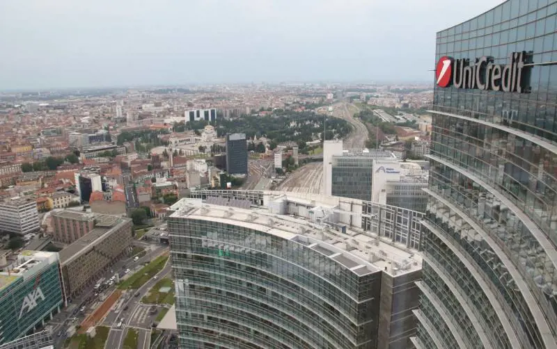 Unicredit taglia i ricavi e frena in Borsa (-4,9%) Profitti a 1,5 miliardi