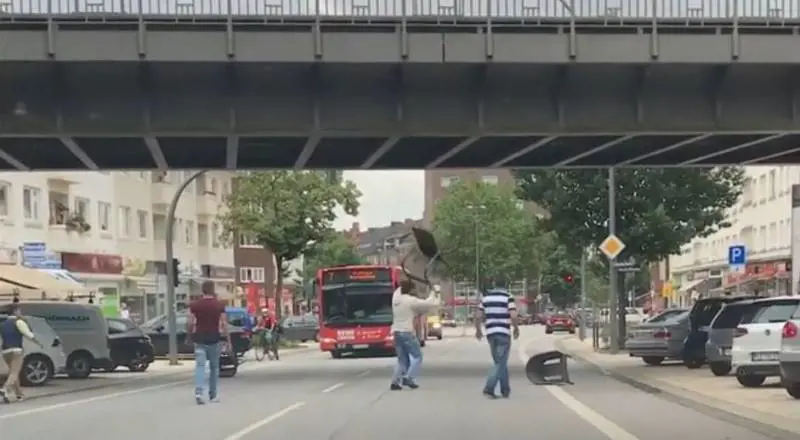 Amburgo, armato di coltello accoltella i clienti in supermarket