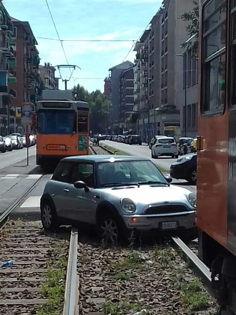 Africano ubriaco urta auto in sosta e va sui binari