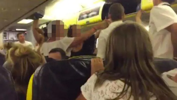 Rissa sul volo Ryanair, le ragazze vengono cacciate dall'aereo