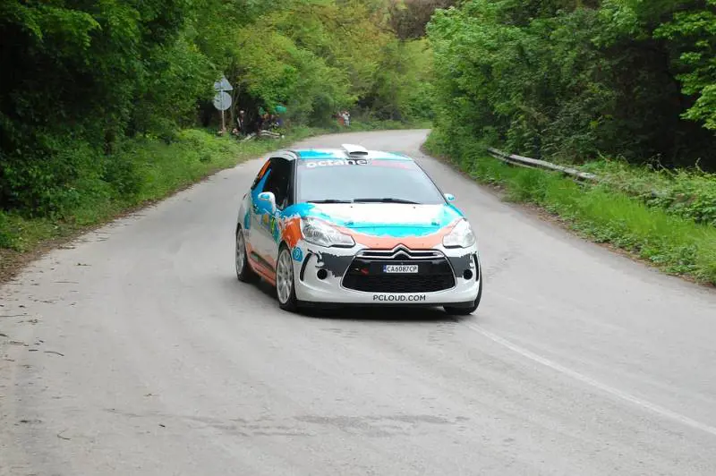 Brescia, auto esce di strada durante un rally: un morto e un ferito